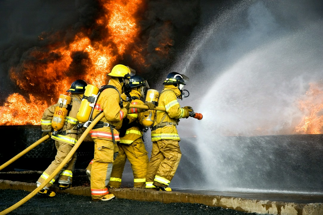 Strażacy gaszący pożar